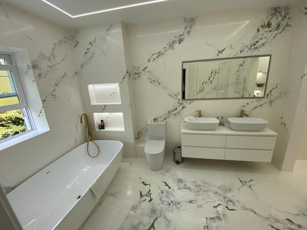 Bathroom with white and grey marble-effect walls and floor